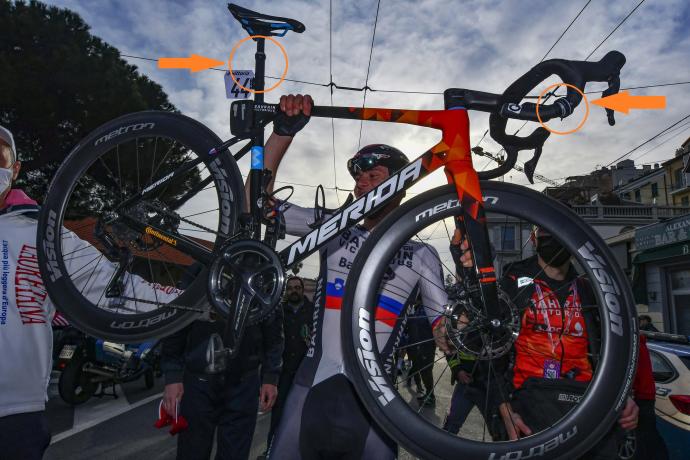 Mohoric y su bicicleta: marcados en naranja, la tija telescópica del sillín (izquierda) y el mando remoto en el manillar (derecha).