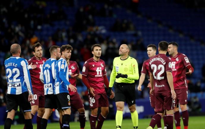 Mateu Lahoz, en Cornellà tras anular el gol de Isak, protestado por los realistas.