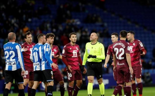 Mateu Lahoz, en Cornellà tras anular el gol de Isak, protestado por los realistas. Mateu Lahoz, en Cornellà tras anular el gol de Isak, protestado por los realistas.