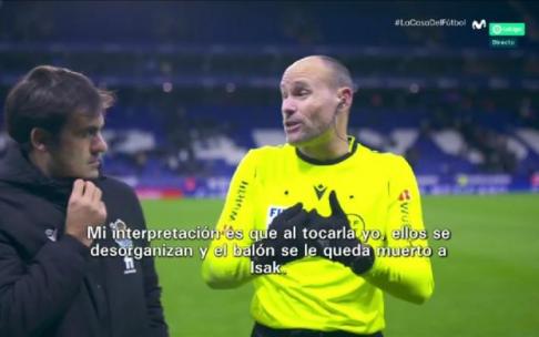 Captura de pantalla del momento en que Mateu Lahoz conversa con Casamichana. Captura de pantalla del momento en que Mateu Lahoz conversa con Casamichana.