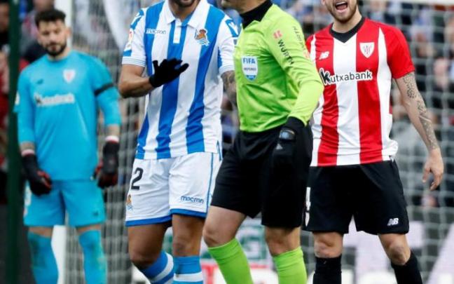 Mateu Lahoz discute con Willian José en uno de los derbis de 2019