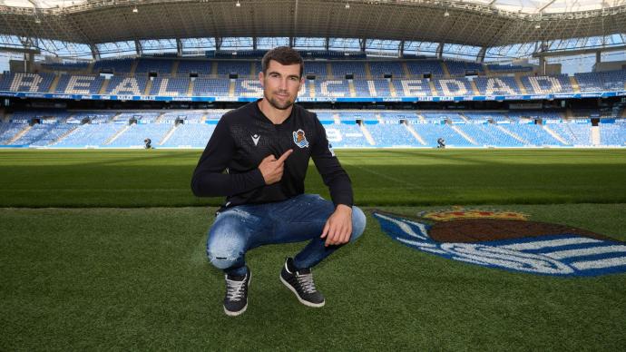 Mathew Ryan posa sobre el verde de Anoeta