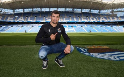 Mathew Ryan posa sobre el verde de Anoeta