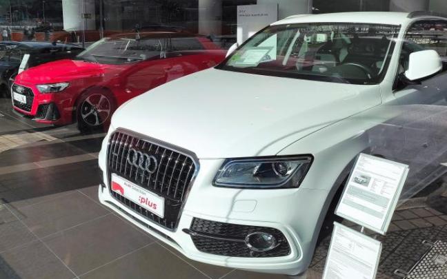 Turismos expuestos en un concesionario.