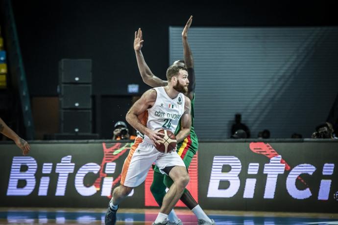 Matt Costello, en un partido del Afrobasket con Costa de Marfil.