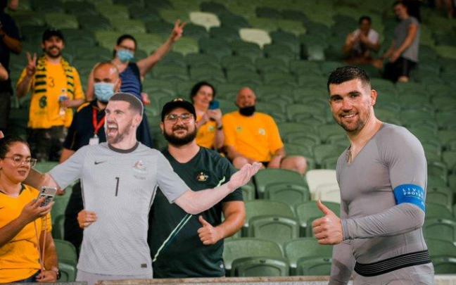 Ryan posa con una réplica suya de un aficionado tras el partido de este jueves.