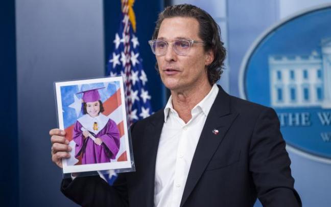 Matthew McConaughey muestra la foro de una de las niñas asesinadas en Uvalde. Matthew McConaughey muestra la foro de una de las niñas asesinadas en Uvalde.