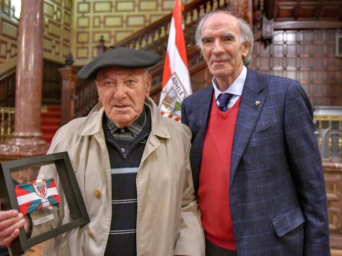 Mauricio Ugartemendia 'Mauri', junto a José Ángel Iribar.