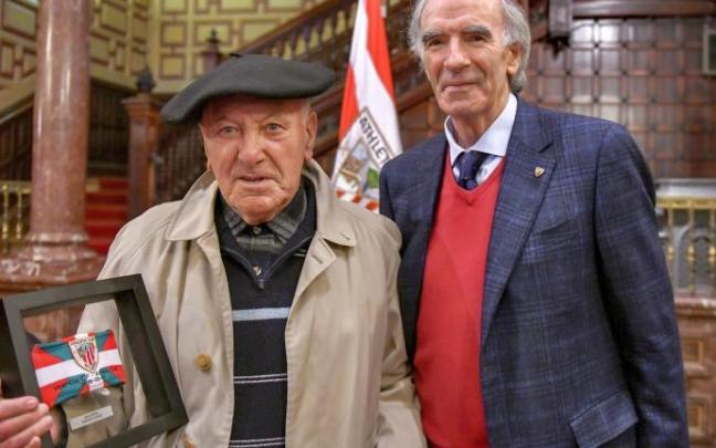 Mauricio Ugartemendia 'Mauri', junto a José Ángel Iribar.