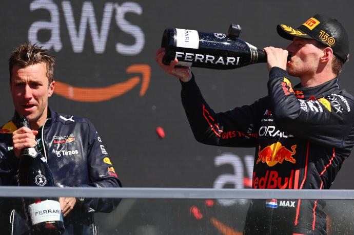Verstappen celebra su victoria en el podio.