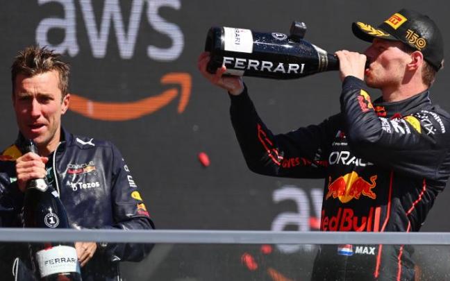 Verstappen celebra su victoria en el podio.