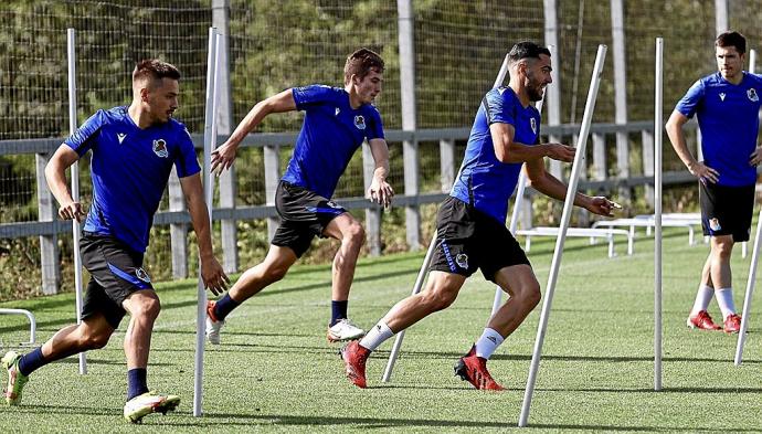 Gorosabel, Merino y Le Normand, en pleno esfuerzo, con Zubeldia no perdiendo detalle, en un entrenamiento reciente en Zubieta. Foto: R.S.