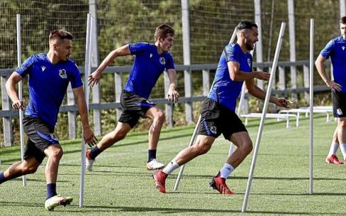 Gorosabel, Merino y Le Normand, en pleno esfuerzo, con Zubeldia no perdiendo detalle, en un entrenamiento reciente en Zubieta. Foto: R.S.