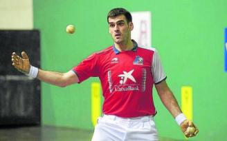 Joseba Ezkurdia recoge una pelota ayer en el Arena.