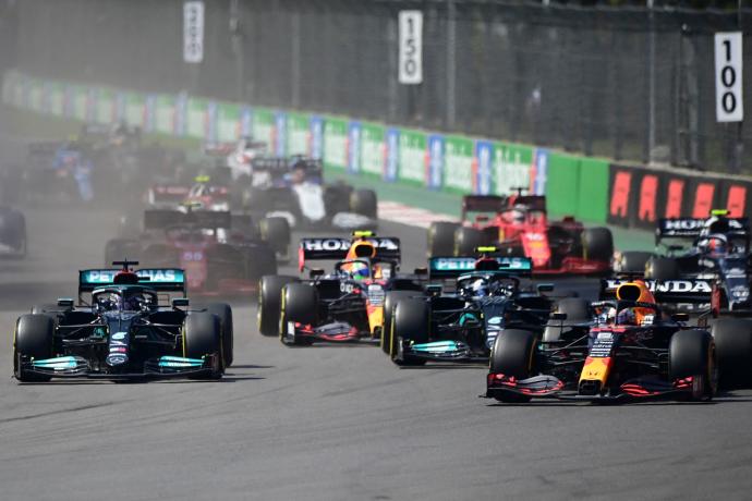 Imagen de la primera curva de la carrera, en la que Max Verstappen se cuela por el exterior para rebasar a los Mercedes.