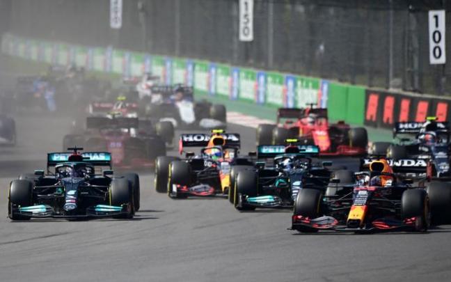 Imagen de la primera curva de la carrera, en la que Max Verstappen se cuela por el exterior para rebasar a los Mercedes.