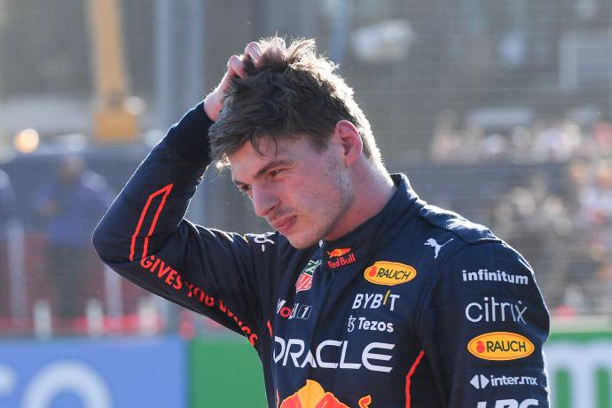 Max Verstappen se lamenta después de su abandono en el pasado Gran Premio de Australia.