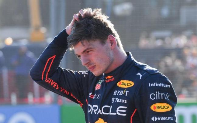 Max Verstappen se lamenta después de su abandono en el pasado Gran Premio de Australia.