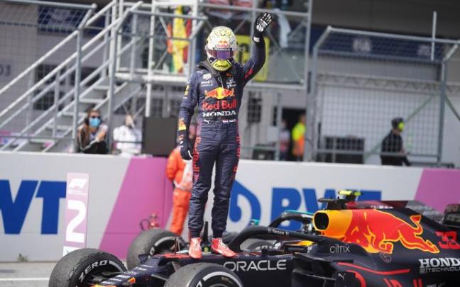Max Verstappen celebra su victoria en el circuito de Red Bull Ring. Max Verstappen celebra su victoria en el circuito de Red Bull Ring.
