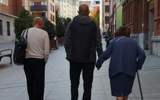Personas mayores sin relación con la información paseando por la calle.