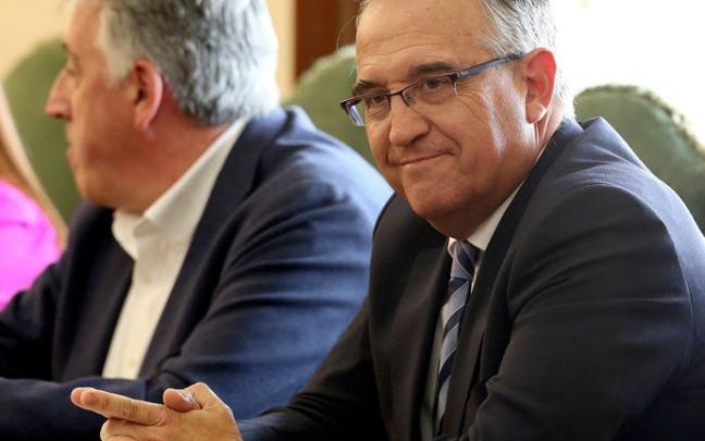 Enrique Maya, alcalde de Pamplona, junto a Joseba Asiron.