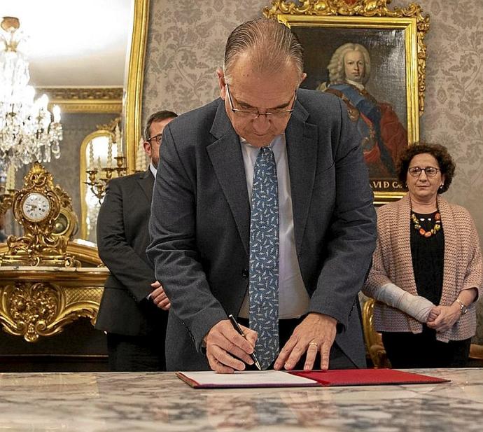 Maya, en la firma de un convenio para la acogida de menas. Foto: Patxi Cascante