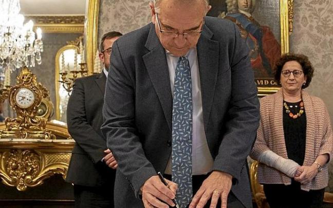 Maya, en la firma de un convenio para la acogida de menas. Foto: Patxi Cascante