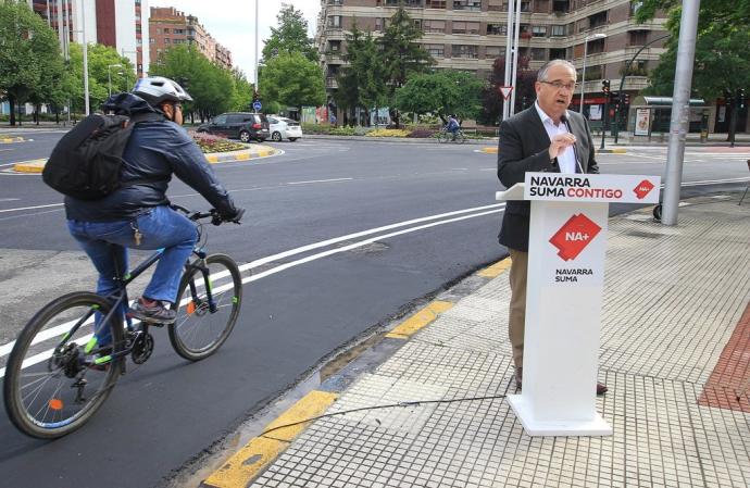 Un ciclista pasando por el carril bici mientras Maya daba un mitin en un acto de campaña de Navarra Suma en las elecciones municipales del 26 de mayo de 2019.