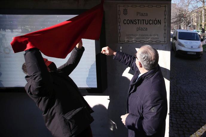 Maya descubre la placa de la 'Plaza de la Constitución'.