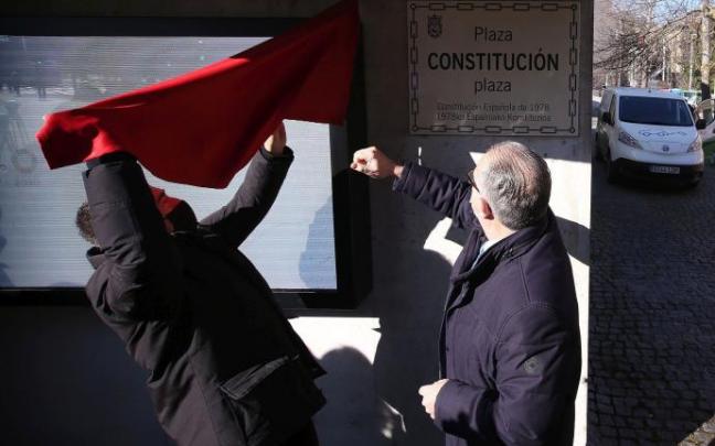 Maya descubre la placa de la 'Plaza de la Constitución'. Maya descubre la placa de la 'Plaza de la Constitución'.