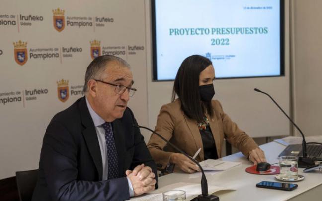 El alcalde Enrique Maya, y la concejala de Servicios Generales, María Echávarri