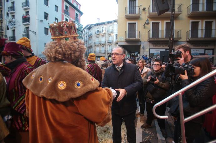 Enrique Maya, alcalde de Pamplona, saluda a Gaspar en enero de 2020.