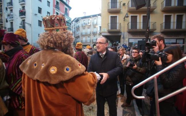 Enrique Maya, alcalde de Pamplona, saluda a Gaspar en enero de 2020. Enrique Maya, alcalde de Pamplona, saluda a Gaspar en enero de 2020.