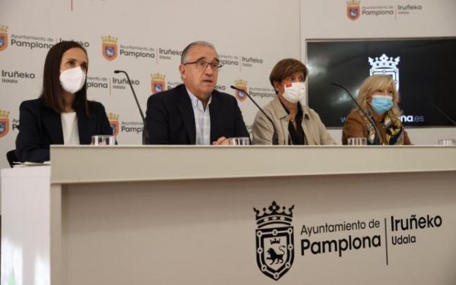 De izquierda a derecha, María Echávarri, el alcalde Maya, Ana Elizalde y María Caballero. De izquierda a derecha, María Echávarri, el alcalde Maya, Ana Elizalde y María Caballero.