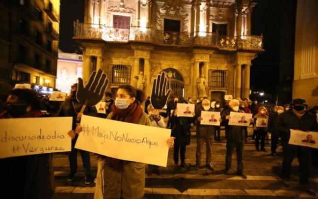 Concentración de SOS Racismo Nafarroa, este jueves en la plaza del Ayuntamiento. Concentración de SOS Racismo Nafarroa, este jueves en la plaza del Ayuntamiento.