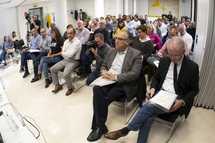 El alcalde Maya y el edil Echeverría, en una asamblea de la Mancomunidad de la Comarca de Pamplona.