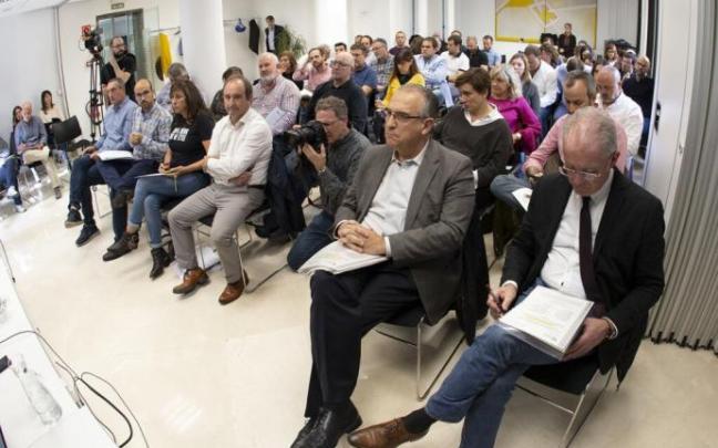 El alcalde Maya y el edil Echeverría, en una asamblea de la Mancomunidad de la Comarca de Pamplona.