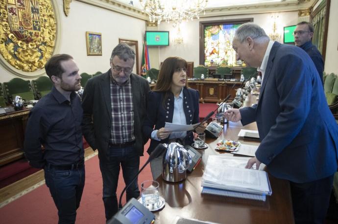 Concejales de los grupos de la oposición conversan en un pleno anterior.