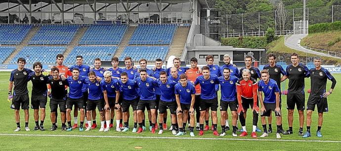 1. Fotografía de familia de la plantilla realista, antes de iniciarse el entrenamiento.2. Imanol charla con jóvenes hinchas del campus del club.3. Los novatos Pacheco y Navarro terminan de atravesar el pasillo de sus compañeros.4. Saludo entre Olabe y Wil