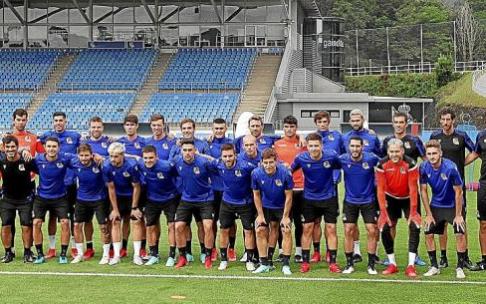 1. Fotografía de familia de la plantilla realista, antes de iniciarse el entrenamiento.2. Imanol charla con jóvenes hinchas del campus del club.3. Los novatos Pacheco y Navarro terminan de atravesar el pasillo de sus compañeros.4. Saludo entre Olabe y Wil