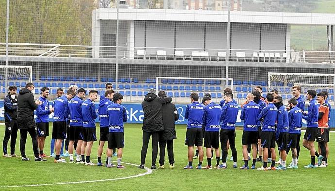 La plantilla de la Real, antes de iniciar un entrenamiento en las instalaciones de Zubieta.