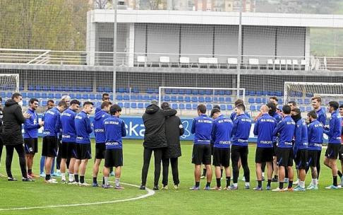 La plantilla de la Real, antes de iniciar un entrenamiento en las instalaciones de Zubieta.