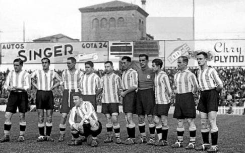 12 de febrero de 1933. Campo de Chamartín (Madrid). Madrid CF-Deportivo Alavés (2-0). De pie (izda. a dcha.): ‘Euskalduna’, Castro, Antero, Arana, Zukaika, Irureta, Santamaría, David, Urretavizcaya y Sarmantón. Agachado: Albéniz. 12 de febrero de 1933. Campo de Chamartín (Madrid). Madrid CF-Deportivo Alavés (2-0). De pie (izda. a dcha.): ‘Euskalduna’, Castro, Antero, Arana, Zukaika, Irureta, Santamaría, David, Urretavizcaya y Sarmantón. Agachado: Albéniz.