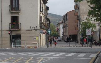 Cruce de la calle Mayor con Fermín Tirapu y las Eras. Cruce de la calle Mayor con Fermín Tirapu y las Eras.