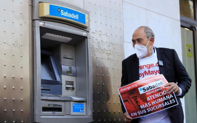 El impulsor de la campaña "Soy mayor, no idiota", Carlos San Juan, posa junto a un cajero automático.