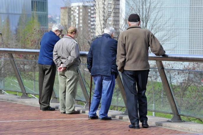 Imagen de archivo de varias personas mayores.