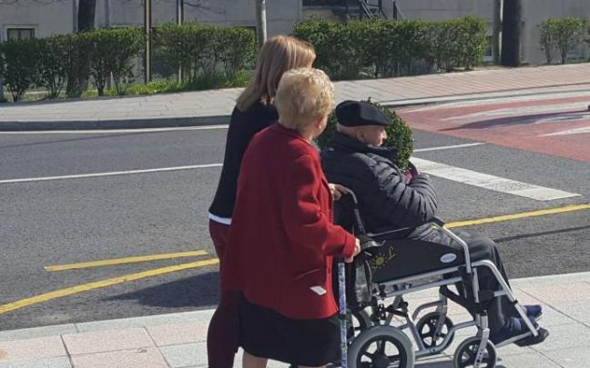 Dos mujeres atienden a una persona mayor en Bizkaia