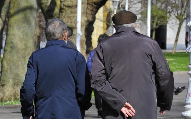 Dos personas paseando por la calle. Dos personas paseando por la calle.
