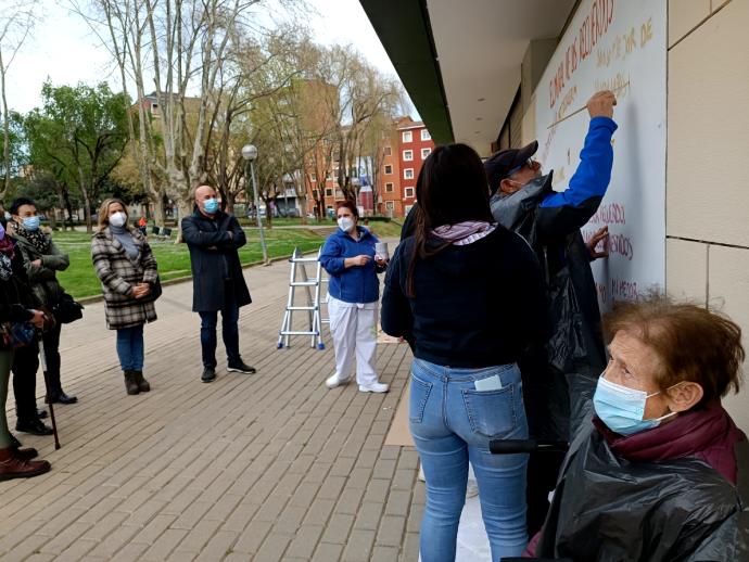 Mayores de Barakaldo pintan un mural con recuerdos para entrenar su memoria