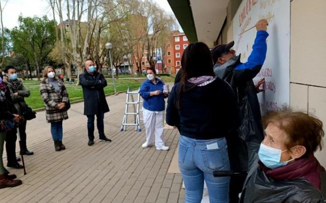 Mayores de Barakaldo pintan un mural con recuerdos para entrenar su memoria Mayores de Barakaldo pintan un mural con recuerdos para entrenar su memoria